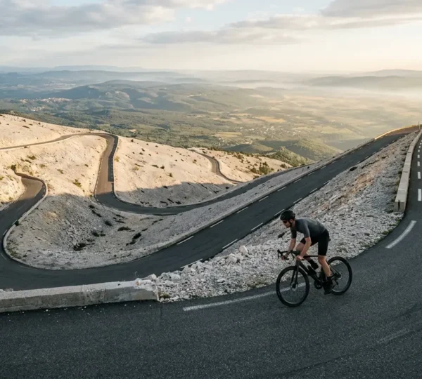 Cycliste descendant les virages du Mont Ventoux avec technique de freinage maîtrisée
