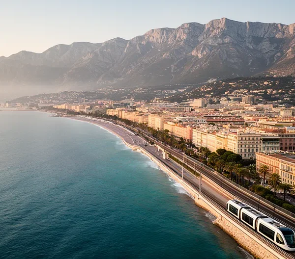 Vue panoramique de la côte depuis l'aéroport de Nice avec les Alpes en arrière-plan