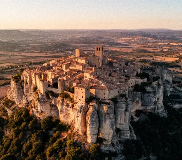 Vue panoramique du village perché des Baux-de-Provence sur son éperon rocheux au cœur des Alpilles