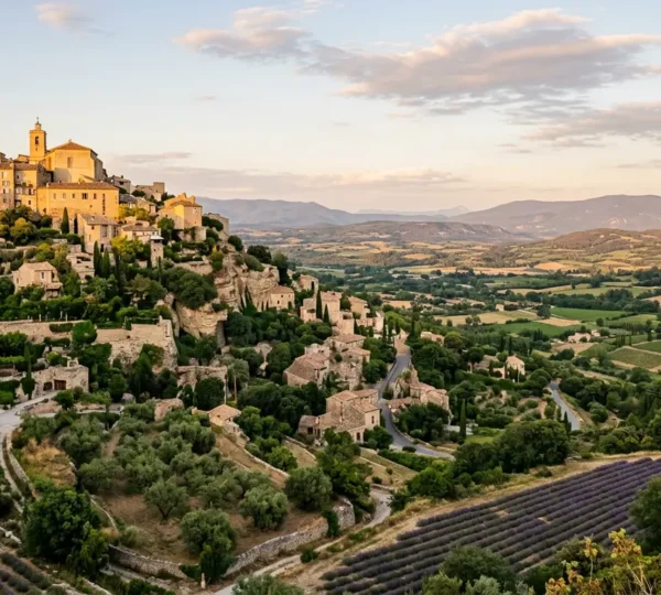 Vue panoramique sur les villages perchés du Luberon avec leurs façades en pierre dorée au soleil de Provence