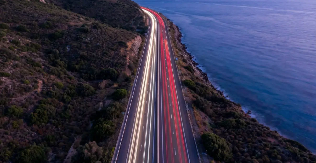 Vue aérienne d'une autoroute côtière congestionnée au coucher du soleil