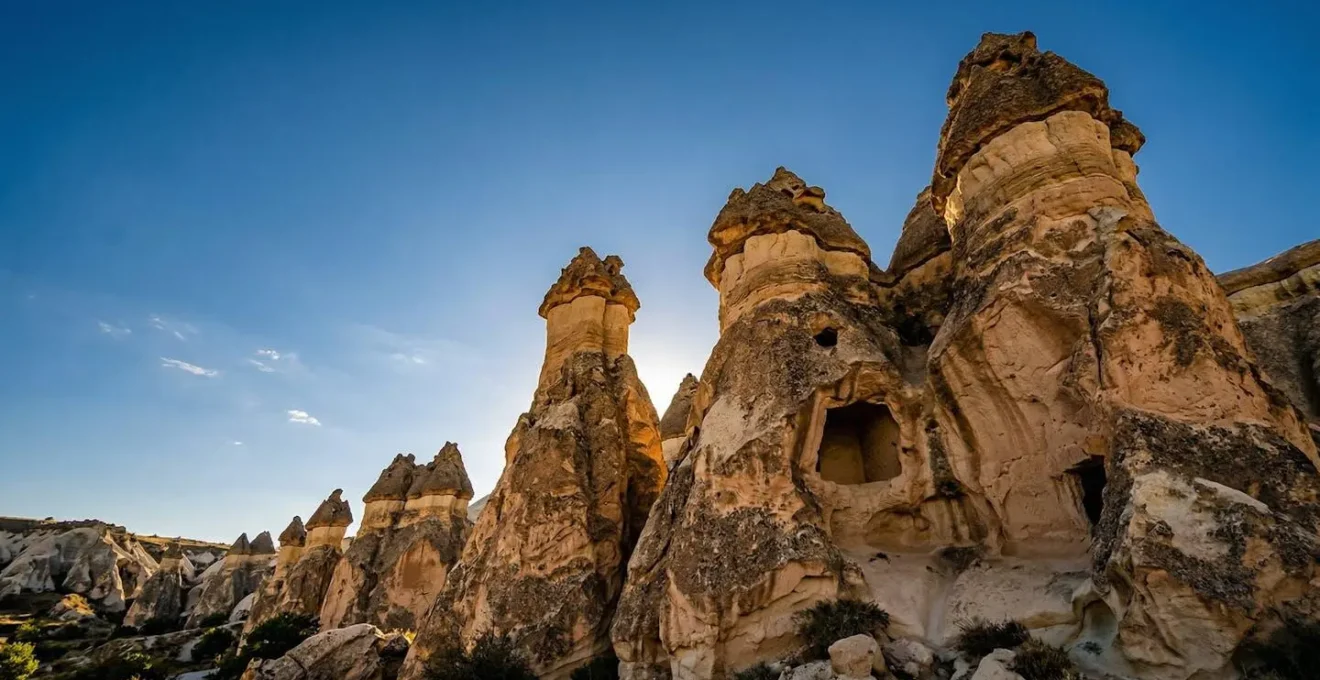 Cheminées de fées sculptées par l'érosion dans les ocres rouges et jaunes du Colorado Provençal au coucher du soleil