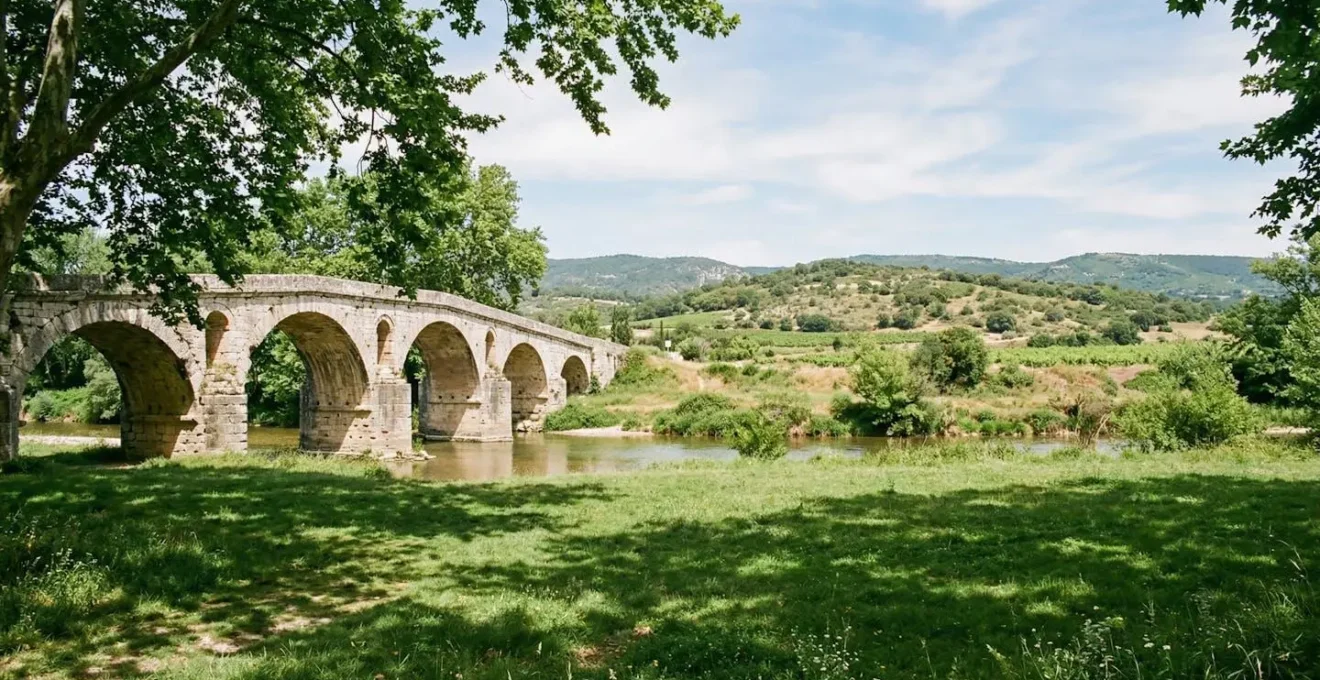 Pont romain antique en pierre avec espaces verts ombragés pour pique-nique
